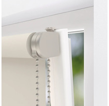 Detailný pohľad na roletu s reťazovým pohonom na okne