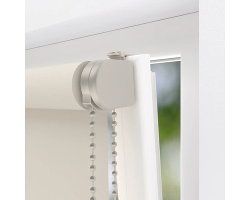 Detailný pohľad na roletu s reťazovým pohonom na okne