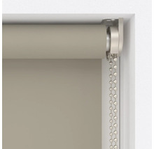 Detailný pohľad na roletu s retiazkovým ovládaním na dekoráciu okien.