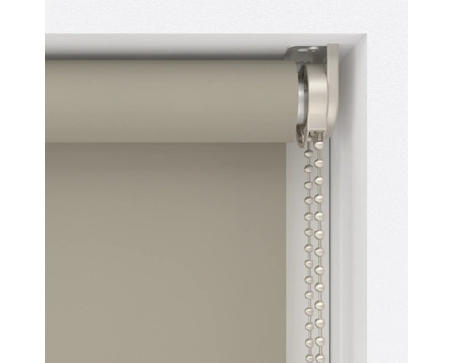 Detailný pohľad na roletu s retiazkovým ovládaním na dekoráciu okien.