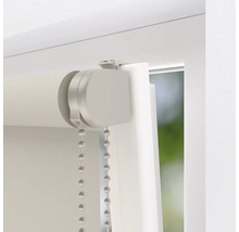 Detail bielej okenné žalúzie s retiazkovým ovládaním