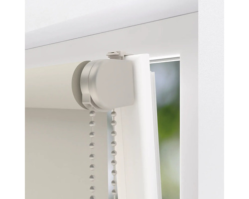 Detail bielej okenné žalúzie s retiazkovým ovládaním