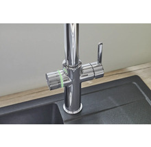 Kuchynská batéria so samostatným kohútikom na pitnú vodu namontovaná v umývadle