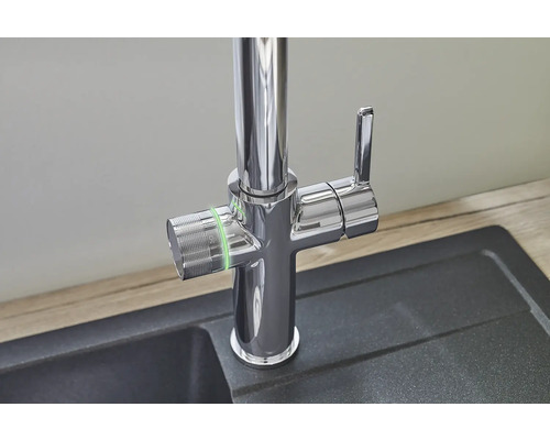 Kuchynská batéria so samostatným kohútikom na pitnú vodu namontovaná v umývadle