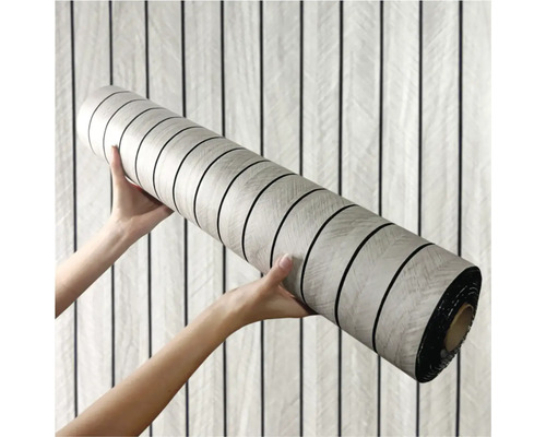 Rola vinylovej podlahy držaná dvoma rukami.