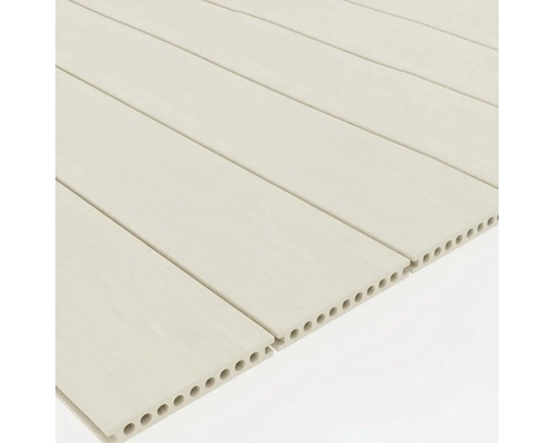 Drevená terasa s priebežnými otvormi pre lepšiu drenáž.