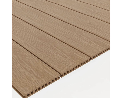 Niekoľko terasových dosiek z drevoplastu s dutými komorami