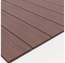 Niekoľko drevených terasových dosiek s otvormi