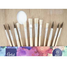 Sada trinástich umeleckých štetcov s drevenými rúčkami a rôznymi tvarmi štetcov.