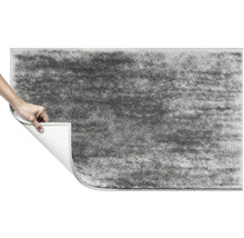 Sivý chlpatý koberec s viazaným povrchom