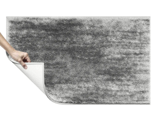 Sivý chlpatý koberec s viazaným povrchom