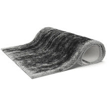 Sivočierny huňatý koberec zrolovaný