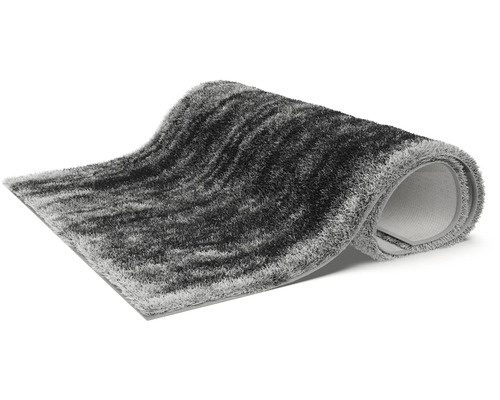 Sivočierny huňatý koberec zrolovaný