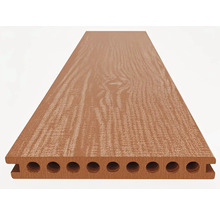 Terasa z plastu s dizajnom dreva a dutým komorovým profilom