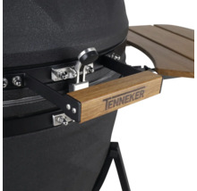 Detailný pohľad na gril Tenneker s drevenou rukoväťou a bočným stolíkom.