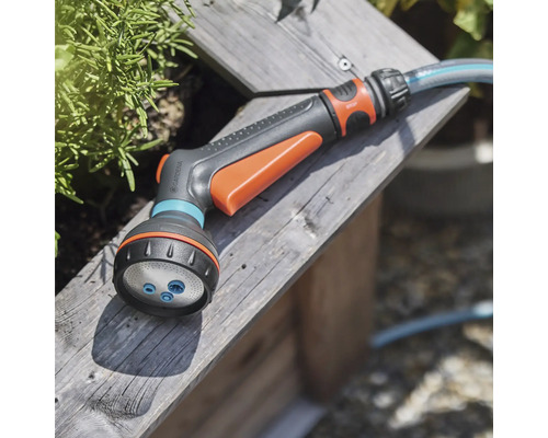 Striekacia hlava záhradnej hadice na drevenom povrchu