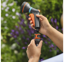 Záhradná sprcha sa pripája k záhradnej hadici. Výrobok je vyrobený z plastu.