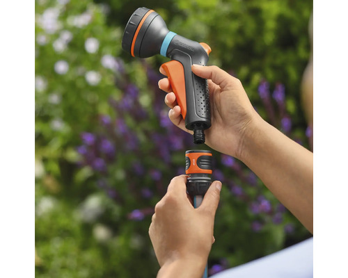 Záhradná sprcha sa pripája k záhradnej hadici. Výrobok je vyrobený z plastu.