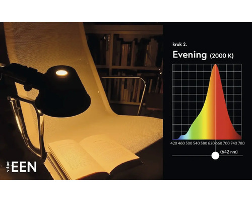 "Stolná lampa osvetľuje knihu na stoličke