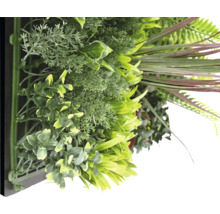 Umelá rastlinná stena s rôznymi zelenými rastlinami