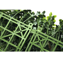 Detail umelej rastlinnej rohože s plastovou mriežkovou štruktúrou