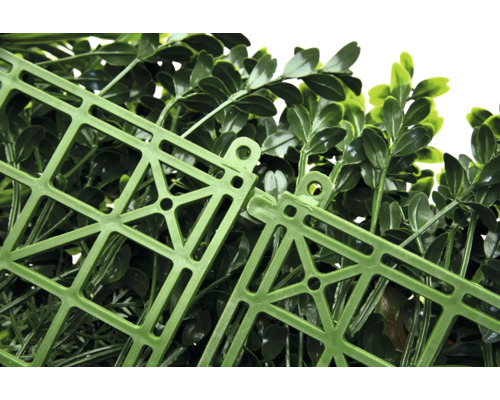 Detail umelej rastlinnej rohože s plastovou mriežkovou štruktúrou