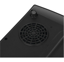 Detailný pohľad na spodnú stranu čierneho výrobku s vetracou mriežkou a nožičkou