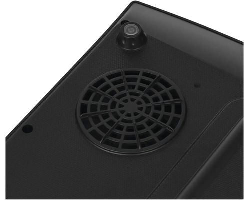 Detailný pohľad na spodnú stranu čierneho výrobku s vetracou mriežkou a nožičkou