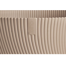 Detail kvetináča s vertikálne rebrovanou textúrou a logom Elho