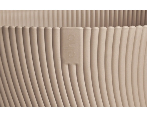 Detail kvetináča s vertikálne rebrovanou textúrou a logom Elho