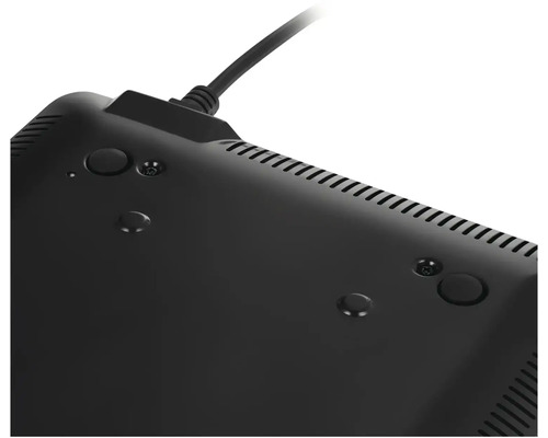 Spodná strana zariadenia s káblovým pripojením, vetracími otvormi a skrutkami