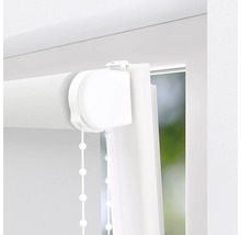 Detail bielej rolety s retiazkovým mechanizmom pri okne