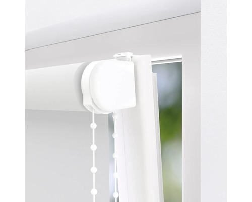 Detail bielej rolety s retiazkovým mechanizmom pri okne