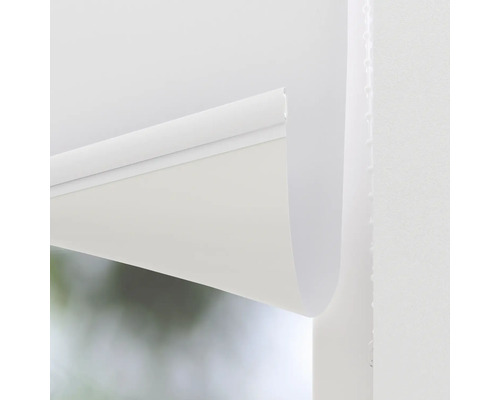 Detail bielej okenné žalúzie