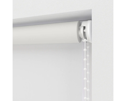 Roleta s retiazkovým ovládaním na okne