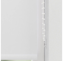 Rolety s retiazkovým ovládaním na okná.