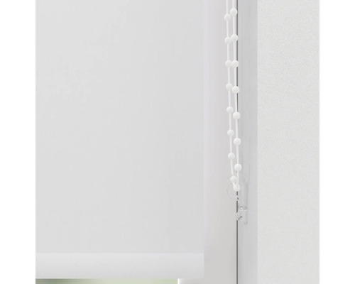 Rolety s retiazkovým ovládaním na okná.