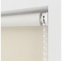 Detail bielej rolety s korálkovým ovládaním na okne