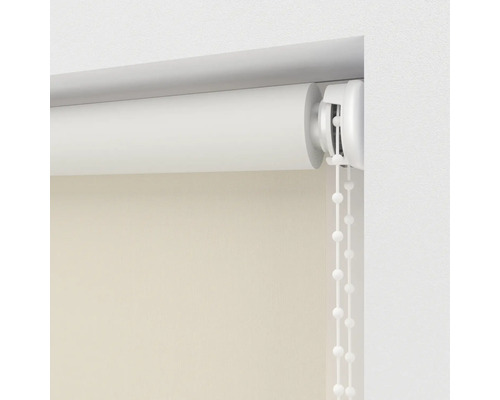 Detail bielej rolety s korálkovým ovládaním na okne