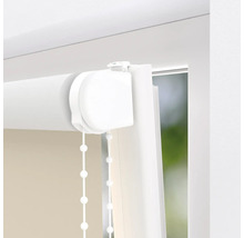 Detailný pohľad na roletu s retiazkovým ovládaním pri okne.