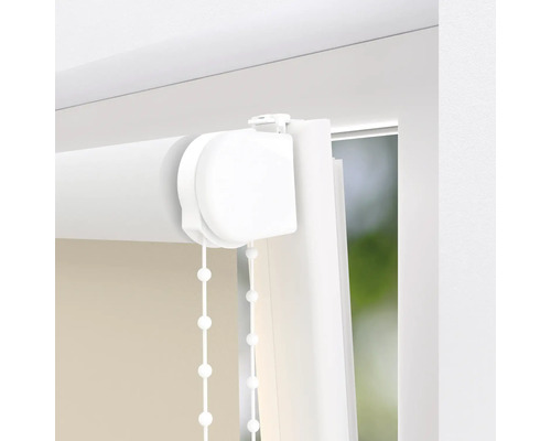 Detailný pohľad na roletu s retiazkovým ovládaním pri okne.