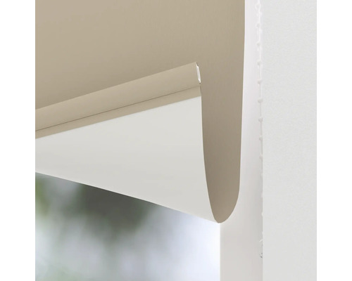 Detail rolety s retiazkovým ovládaním na dekoráciu okien a ochranu proti slnku