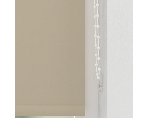 Béžové rolety s retiazkovým ovládaním na dekoráciu okien