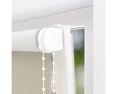 Detail bielej rolety na okne