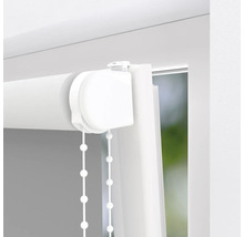 Detailný pohľad na bielu roletu so sťahovacou šnúrou na dekoráciu okien