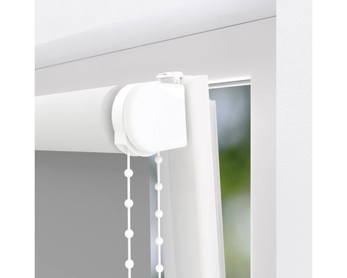 Detailný pohľad na bielu roletu so sťahovacou šnúrou na dekoráciu okien