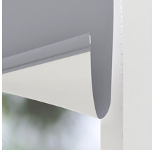 Čiastočne rozvinutá roleta na zatemnenie okien