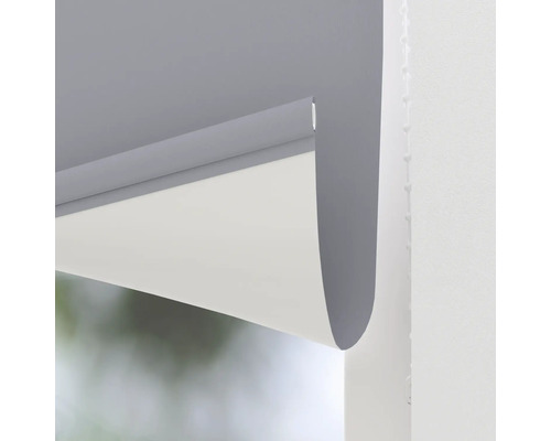 Čiastočne rozvinutá roleta na zatemnenie okien