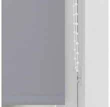 Sivá roleta s ovládacou retiazkou na okne