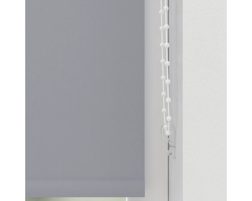 Sivá roleta s ovládacou retiazkou na okne